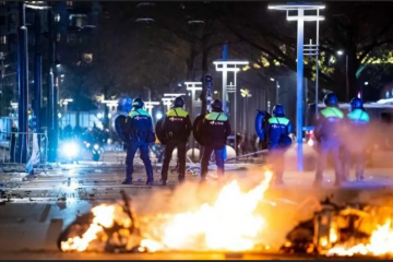 Novi neredi u Nizozemskoj: Policija brutalno pendrecima, vodenim topovima i psima na prosvjednike protiv lockdowna