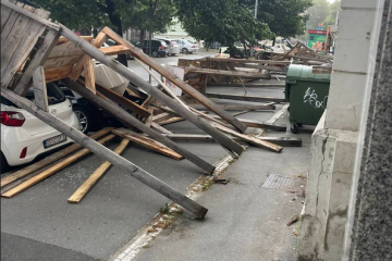 Nevrijeme pogodilo Slavoniju: U Osijeku srušena skela, oštećeni automobili