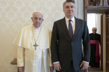 Papa primio Milanovića: Objavljeno o čemu su razgovarali i što mu je predsjednik darovao