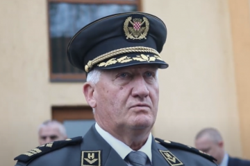 Ministar Medved otkriva ploču s imenom generala Pavla Miljavca na sjedištu Hrvatske kopnene vojske