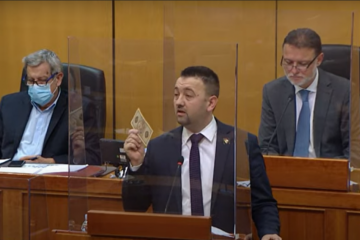 VIDEO Pavliček u Saboru mahao novčanicom iz NDH: Siguran sam da Puhovski i Klasić vole što više tih 'ustaških' simbola imati u novčaniku