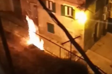 Snimljen piroman u šibenskom Kvartiru: Zapalio raslinje i utekao prije dolaska policije (VIDEO)