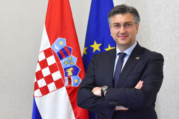 Plenković čestitao Božić, pozvao na cijepljenje i zaželio što manje polarizacije