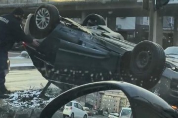 Krš i lom na prometnom zagrebačkom križanju: Jedan automobil završio na krovu