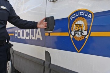 PIJANI POLICAJAC SLUŽBENIM VOZILOM SLETIO S CESTE: Udario u drvo i teško se ozlijedio u blizu granice s BiH