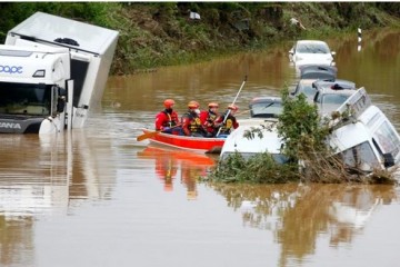 Više od 150 mrtvih u poplavama, brojni se vode kao nestali