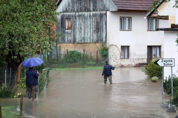 Uz rekordne padaline izlila se Dobra; Kupa poplavila podrume u Ozlju; kaos u Petrinji - prokišnjavaju kontejneri, voda ulazi i kroz pod