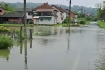 Kiša, poplave i odroni stvaraju kaos u cijeloj zemlji. Zatvorene su brojne ceste, vozite oprezno