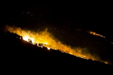 Više od sto vatrogasaca bori se s požarom kod Lokve Rogoznice