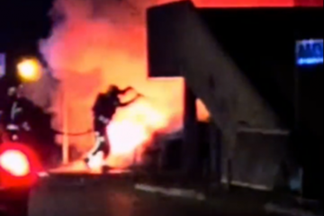 Noćni požar u Novom Zagrebu progutao kamp prikolicu i BMW, oštećen još jedan automobil