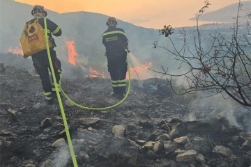 Požar kod Trogira: Vatrogasne snage bore se s vatrom na 35 hektara, pomažu im i zračne snage