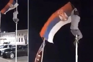 Mladić u Požegi skinuo srpsku zastavu - VIDEO