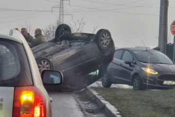 Ledena kiša u Slavoniji: 26 ozlijeđenih od padova, četvero operirano, automobil na krovu kod Trnjana