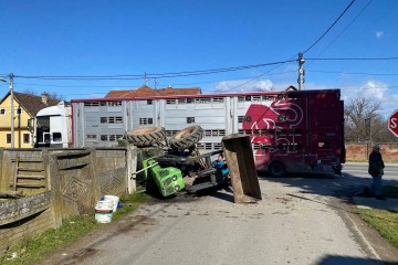 FOTO/VIDEO Prestizao traktor pa ga udario i prevrnuo, traktorist završio u betonskoj ogradi i s ozljedama