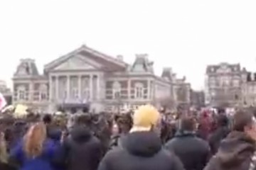 (VIDEO) NIZOZEMSKA POLICIJA PENDRECIMA RASTJERALA PROSVJEDNIKE: Nekoliko tisuća ljudi demonstriralo protiv lockdowna