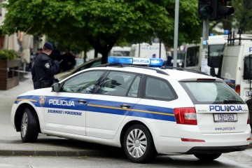 DOHVATILA GA POLICIJA: U Novom Zagrebu bježao na mopedu, pa trčao i bacao drogu