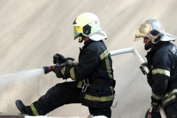 U ZAGREBU RANO JUTROS BUKNUO POŽAR: Vatrogasci spasili jednu osobu, gorjelo skladište u istočnom dijelu grada