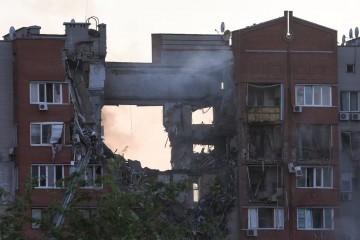 Rusi raketirali stambenu zgradu u Dnjipru, ljudi ostali zarobljeni, katovi se urušili