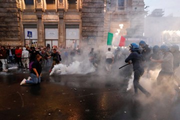 Rim: Policija uhitila lidere ekstremno desne stranke nakon antivakserskih nereda