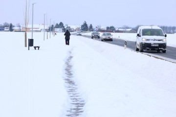 Djelatnicu Općine zadužili da sama lopatom čisti 1,2 kilometara dugu stazu