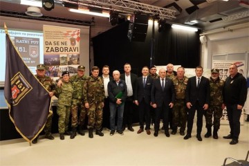 Ministar Medved s učenicima Samobora i Svete Nedelje na satu povijesti o Domovinskom ratu