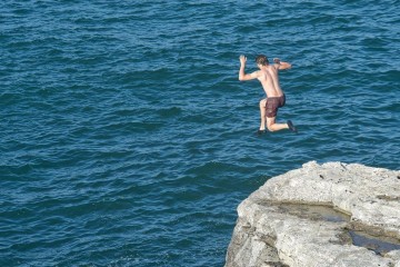 Opasnosti skakanja sa stijena: Mladi Talijan teško ozlijeđen nakon skoka u more u Puli