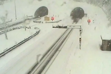 Snijeg u Lici i Gorskom Kotaru, zbog zimskog održavanja cesta zastoji iza vozila zimske službe