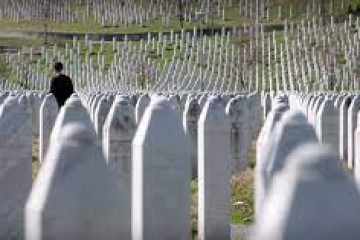 BiH: Stotine pristižu u Srebrenicu, dužnosnici pozivaju da se poštuju žrtve genocida