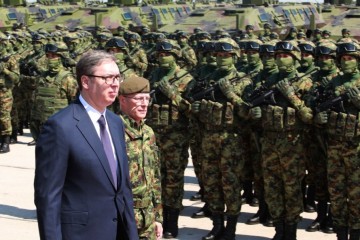 OZBILJNA PRIJETNJA  Vučić stvorio paravojsku, nazivaju se Spartanci: Sastaju se u crkvama, zaklinju se na krv