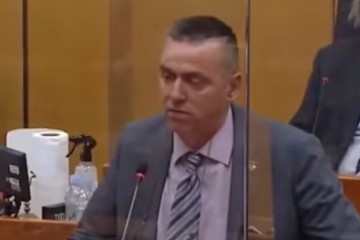 Jeckov: 'Predlažem da podigne ruku onaj tko je zadnji bio u Srbiji'; Mlinarić: 'Samo da odgovorim...'