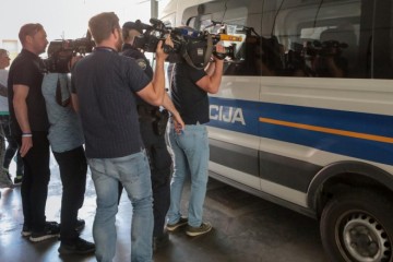 PRIVEDENI SUCI SU IZVAN SEBE! Hapšenje je najteže palo Vekiću: Nije ugodno, izveden je iz Natašina stana! On je obiteljski čovjek