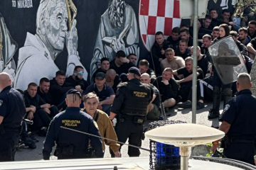 VJEČITI DERBI - Dogovorena tučnjava Torcide i BBB-a u Splitu: Policija privela više od 100 osoba, no Torcida se potukla na Poljudu i s policijom