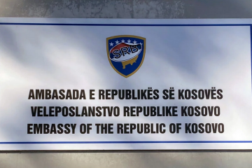 "Pokušaj stvaranja nemira": Na kosovskom veleposlanstvu osvanula naljepnica sa srpskom zastavom