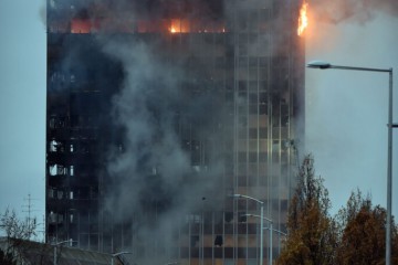 VELIKI POŽAR Dramatični prizori iz Zagreba. Već satima gori Vjesnikov neboder, padaju krhotine i pucaju stakla