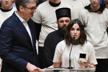 Vučić iskoristio učenike srpske nacionalne manjine iz Vukovara u političke svrhe. Reagirala profesorica: “Ne odobravam… Ljuti me to”