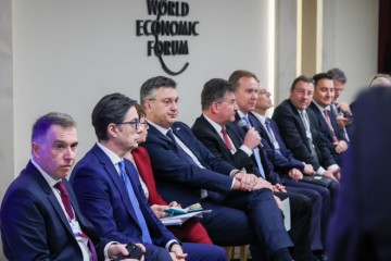 (FOTO) ŽALOSNO GA JE ZA VIDJETI! Pogledajte gdje su posjeli Vučića tužnog pogleda: Hrvatski premijer kao kralj sjedi u sredini