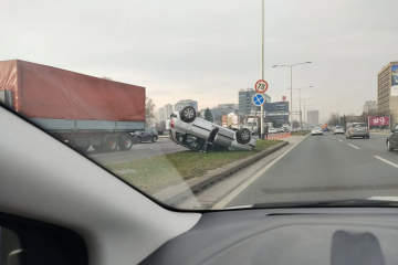 Nesreća na Slavonskoj: Auto se sudario s kamionom i prevrnuo