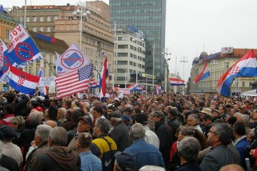 16. 04. 2011. godine održan je skup "ZA DOMOVINU" - na Trgu bana Josipa Jelačića okupilo se oko 90 tisuća nezadovoljnih ljudi, Jadranki Kosor nije bio lako