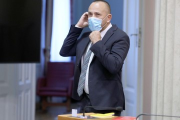 Zekanović poručio zastupnicima: 'Cjepivo spašava živote, zbog vas ljudi završavaju na respiratoru!', Mlinarić mu odgovorio: Neću vam dopustiti da galamite!'