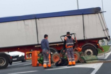 Sudarili su se kamion i traktor: Vozač traktora lakše ozlijeđen