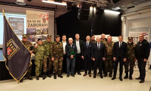 Ministar Medved s učenicima Samobora i Svete Nedelje na satu povijesti o Domovinskom ratu