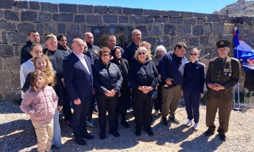Ministar Medved s obiteljima poginulih hrvatskih branitelja otkrio spomen-ploču sedmorici pripadnika 133. brigade na Tulovim gredama